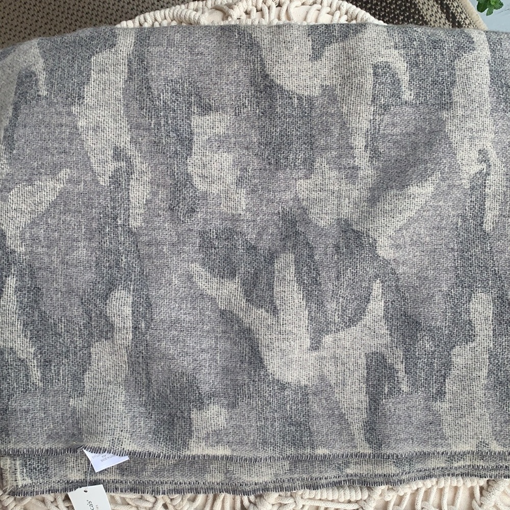 💕 Women’s scarf, t shirt, and mask bundle - Picture 3 of 4